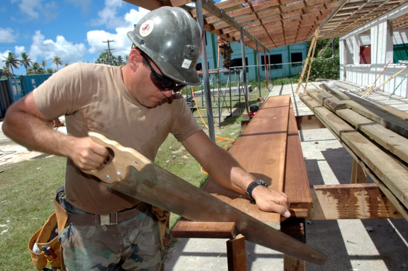 menuisier-CHATEAUNEUF VILLEVIEILLE-min_worker_construction_building_carpenter_male_job_build_helmet-893290